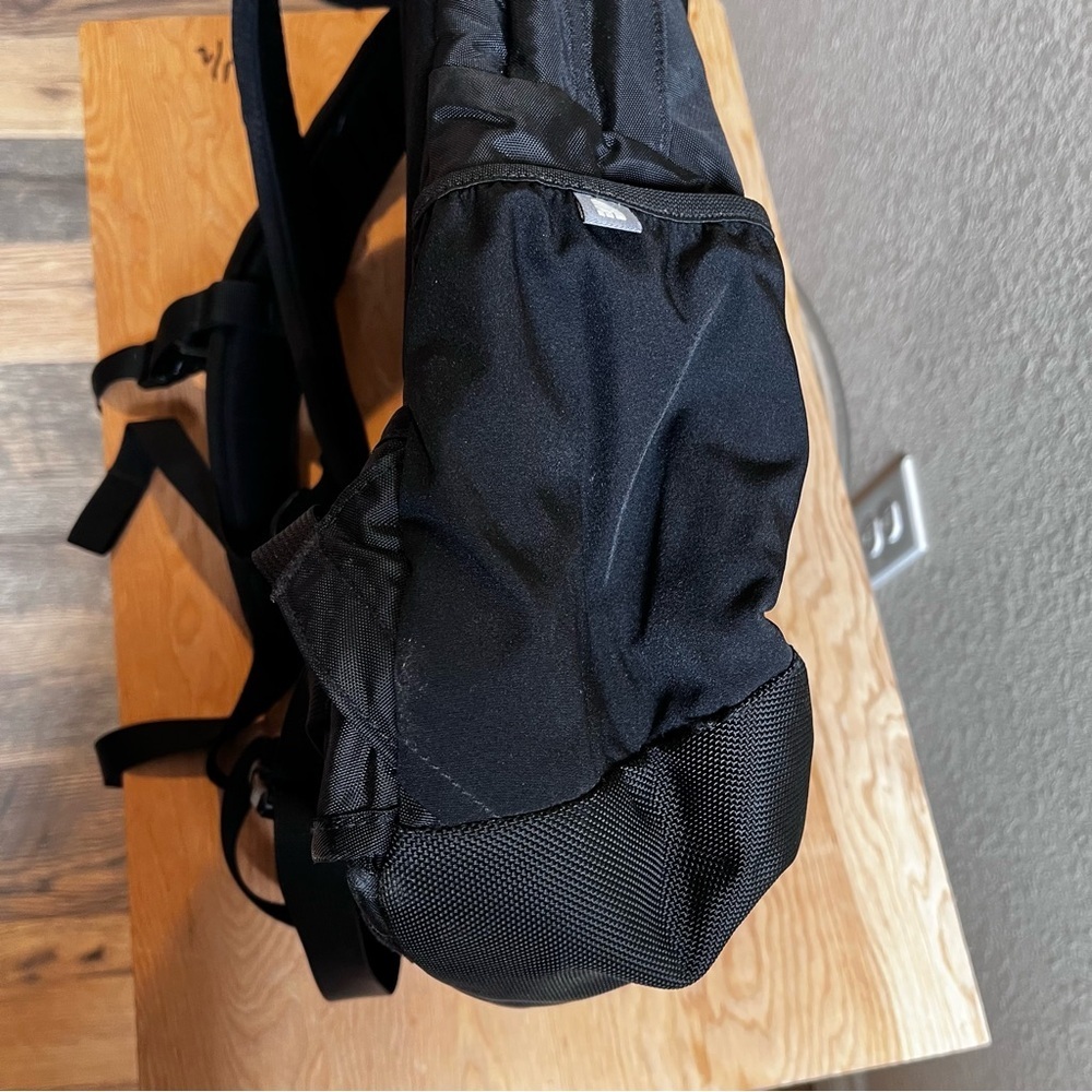 The North Face | Black 24L Mainframe Laptop Backpack - Picture 4 of 9